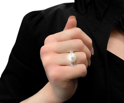 Anello in oro bianco 18 kt con diamanti taglio brillante di caratura totale 0,86 ct e perla austr...