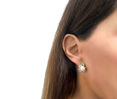 Orecchini in oro giallo e bianco 18 kt con diamante brillante di 1,08 ct e perle giapponesi