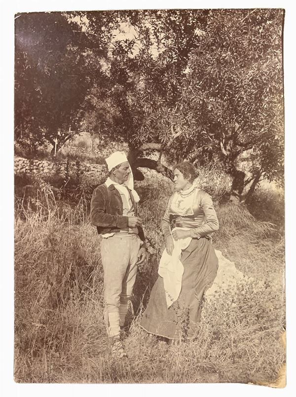 Wilhelm von Gloeden (1856-1931), foto all'albumina raffigurante coppia di personaggi in un uliveto a Taormina. Timbrata sul retro e datata a matita 1872. Numerata sul retro 2. Vincitrice della Medaglia D'Oro del Ministero Pubblica Istruzione 1900. Cm 17x22

"Wilhelm Von Gloeden fu un fotografo di origine tedesca che passò parte della sua vita in Sicilia, nello specifico a Taormina, città che scelse come seconda casa. Furono i problemi di salute giovanili a portarlo nella penisola. Nello specif