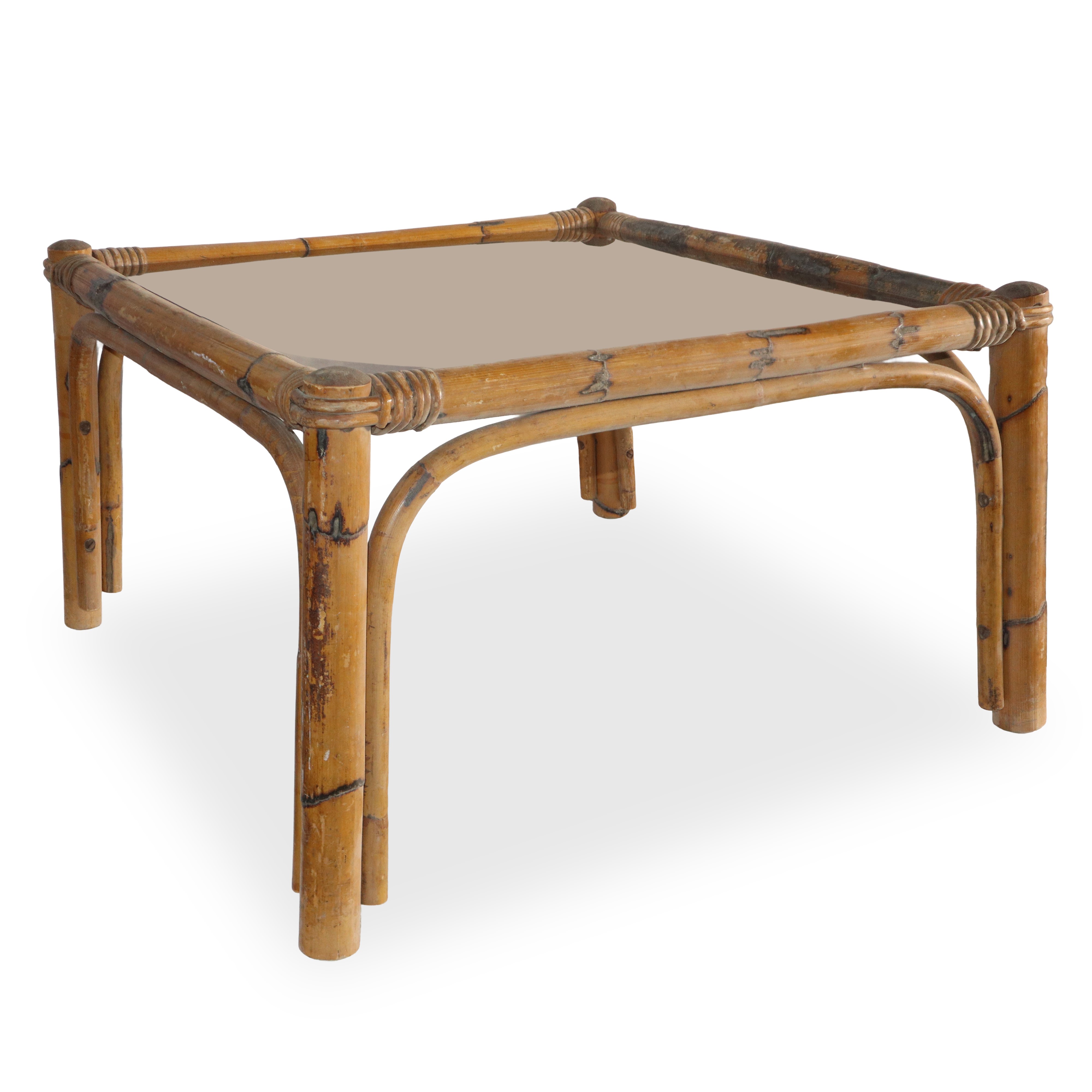 Tavolo basso con piano in vetro