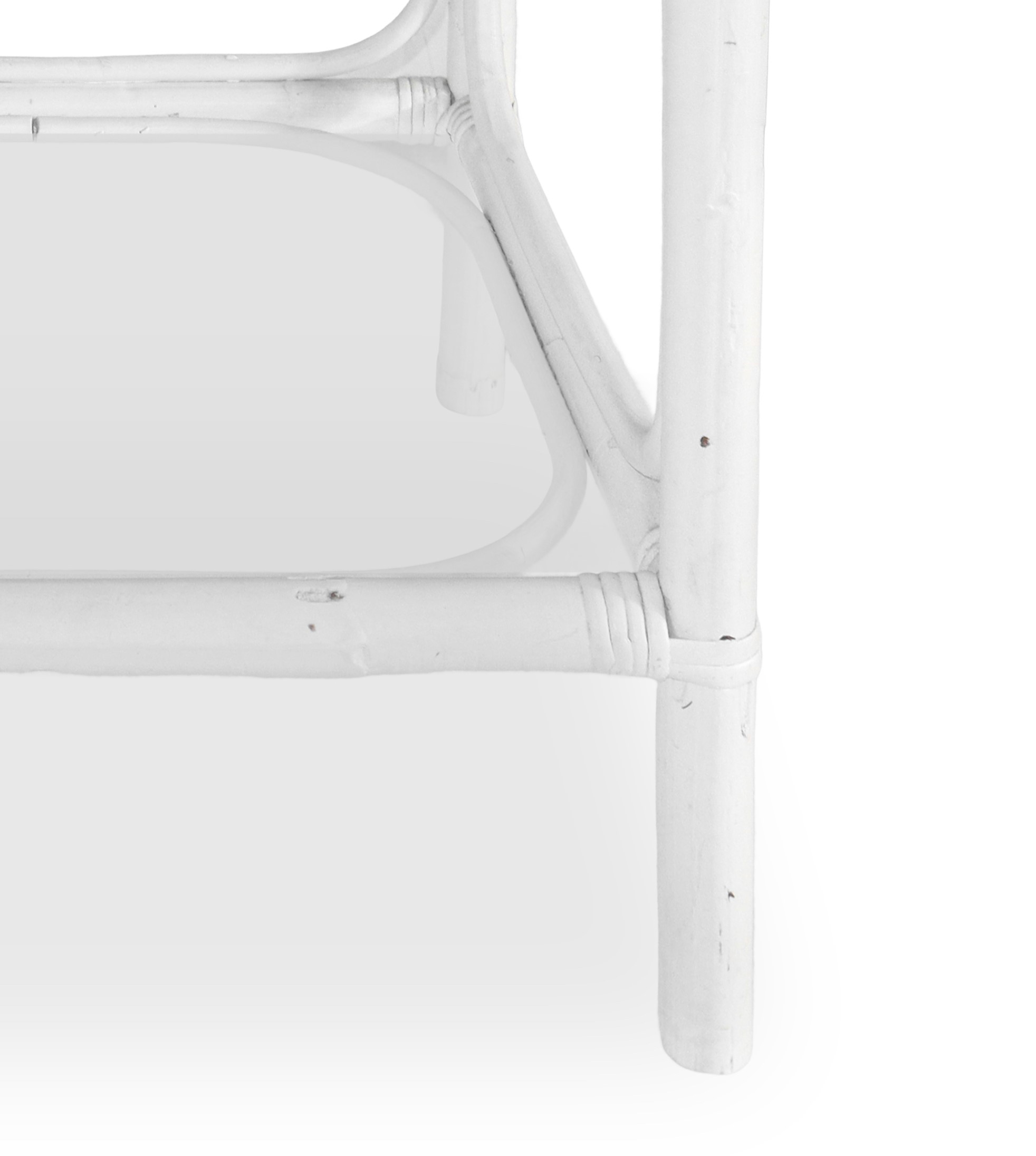 Tavolino da centro in rattan smaltato bianco a due piani in vetro
