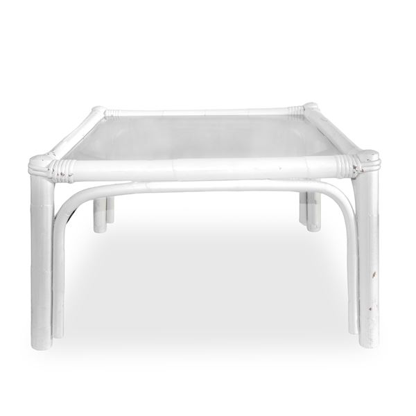 Tavolino basso con piano in vetro in rattan smaltato bianco