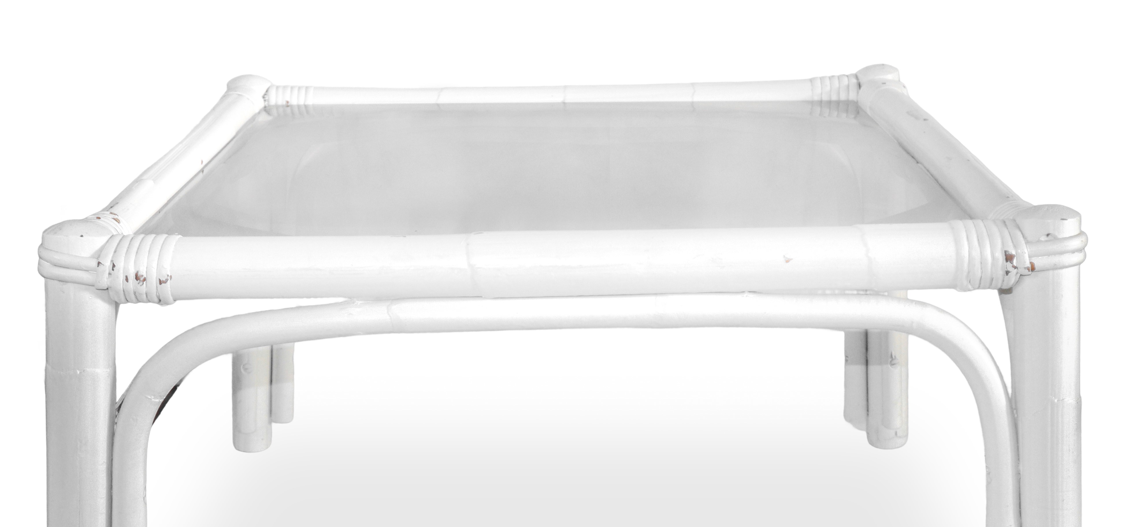 Tavolino Basso con Piano in Vetro in Rattan Smaltato Bianco
