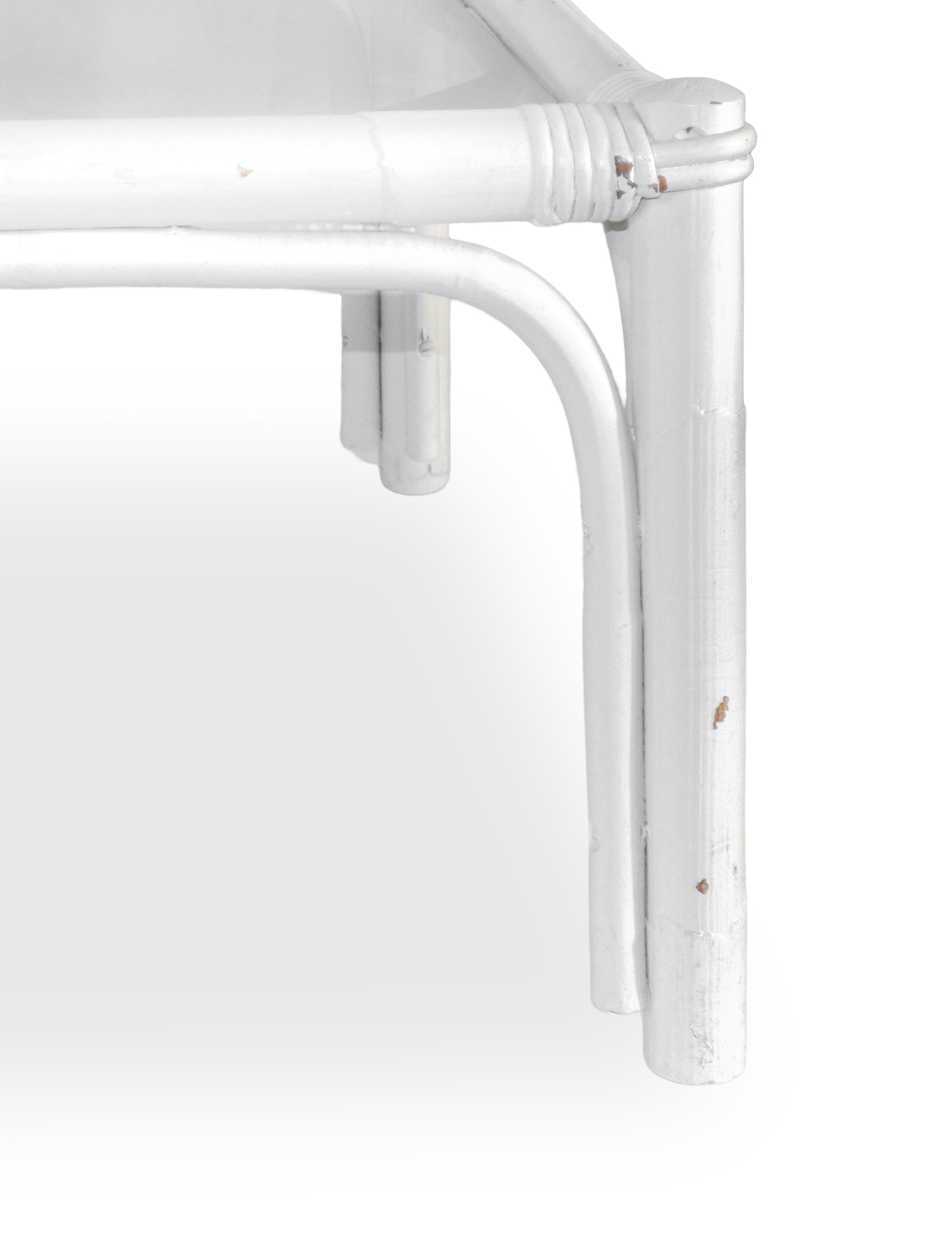 Tavolino Basso con Piano in Vetro in Rattan Smaltato Bianco