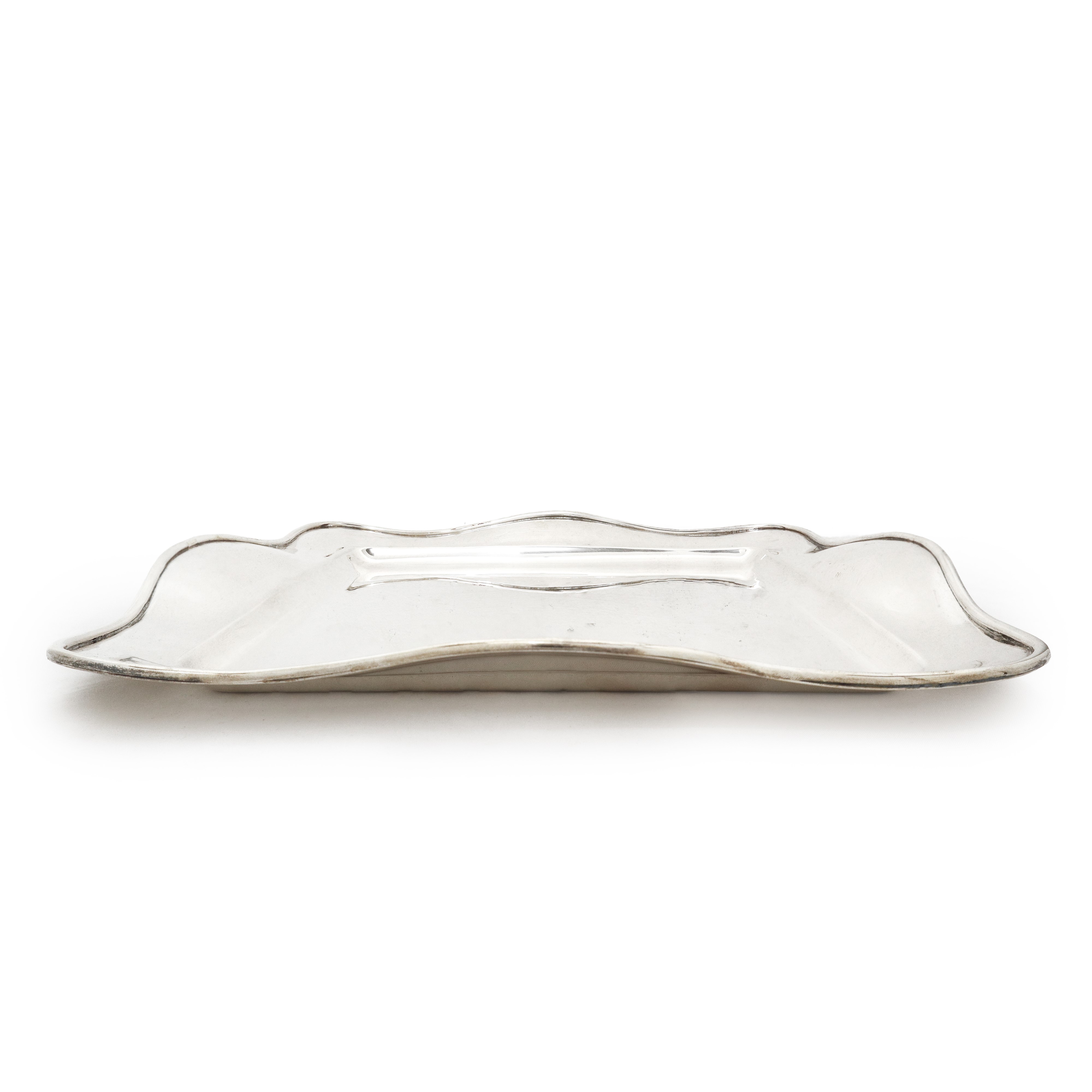 Vassoio quadrato con bordo smerlato in argento 800