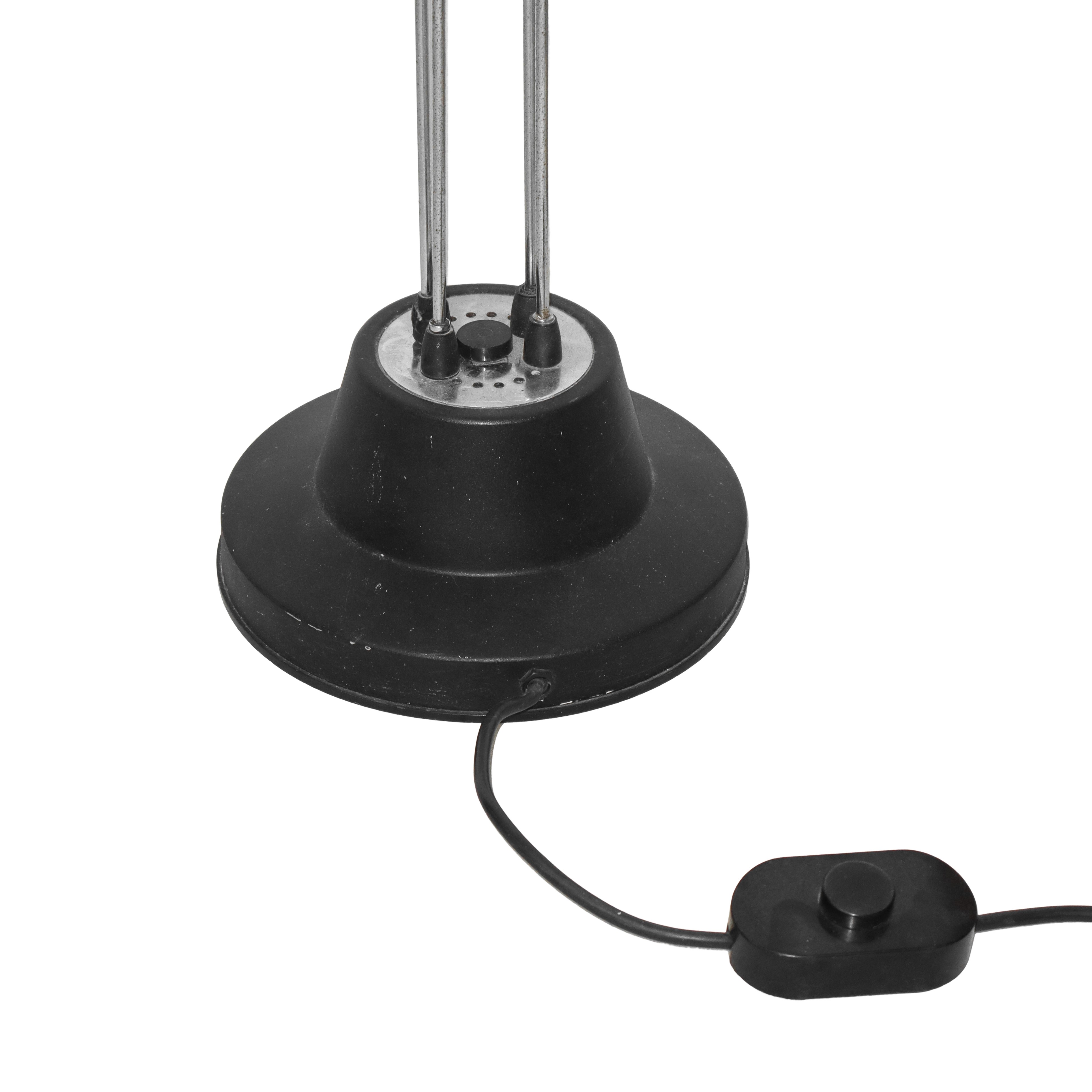 Piantana a stelo in metallo argentato con faretti neri