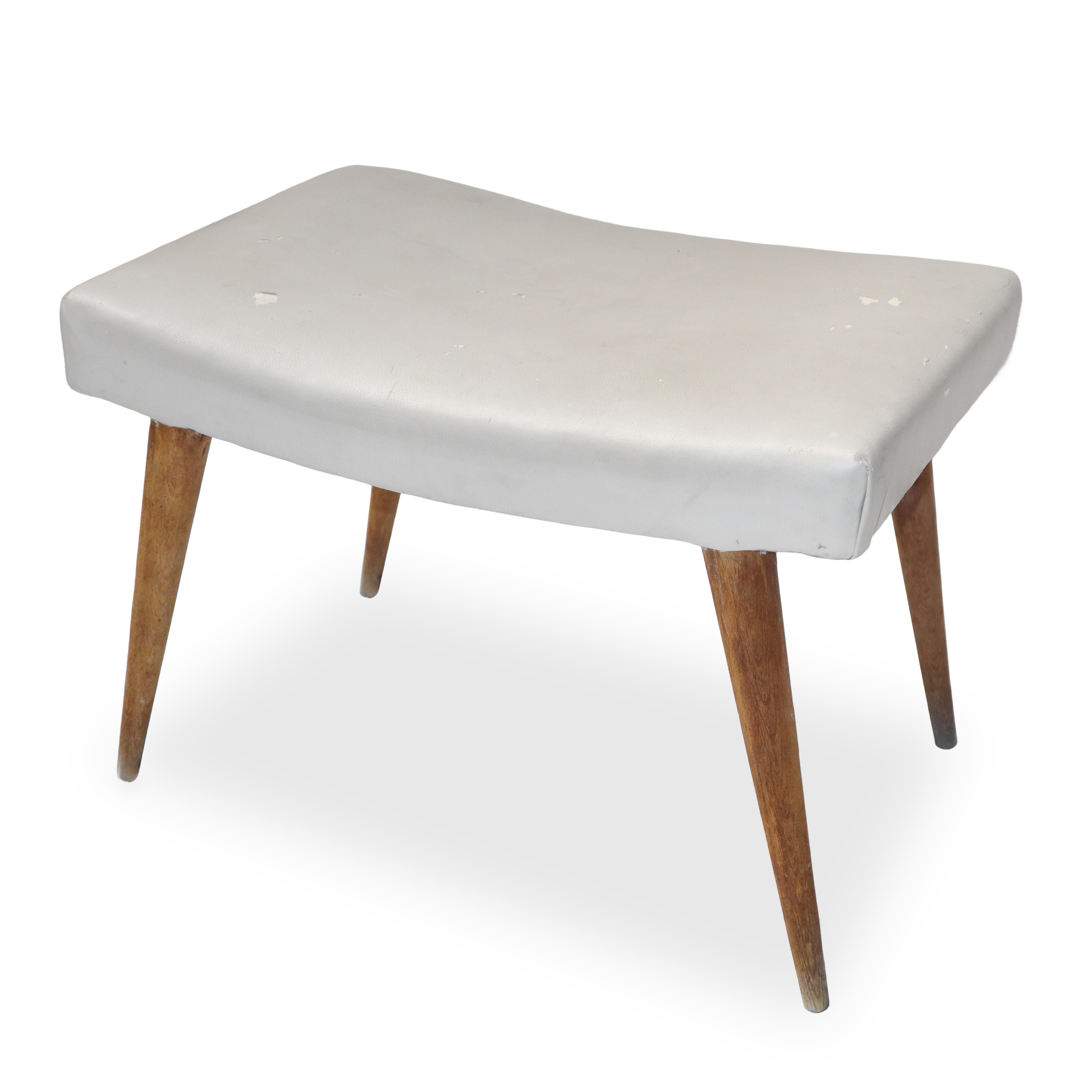 Poltrona in similpelle bianca con poggiapiedi