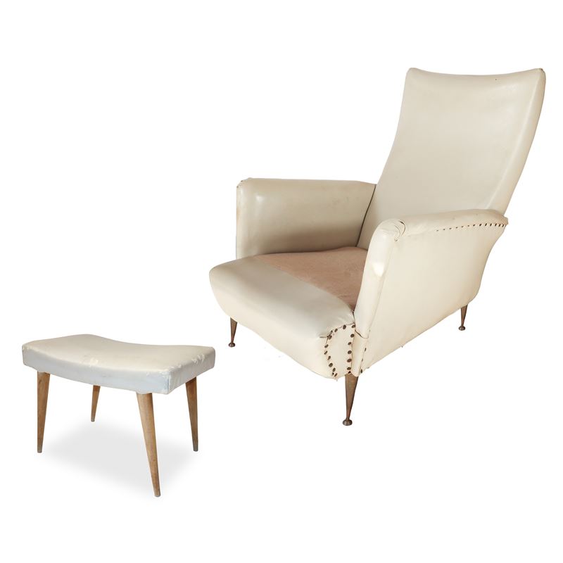 Poltrona in similpelle bianca con poggiapiedi