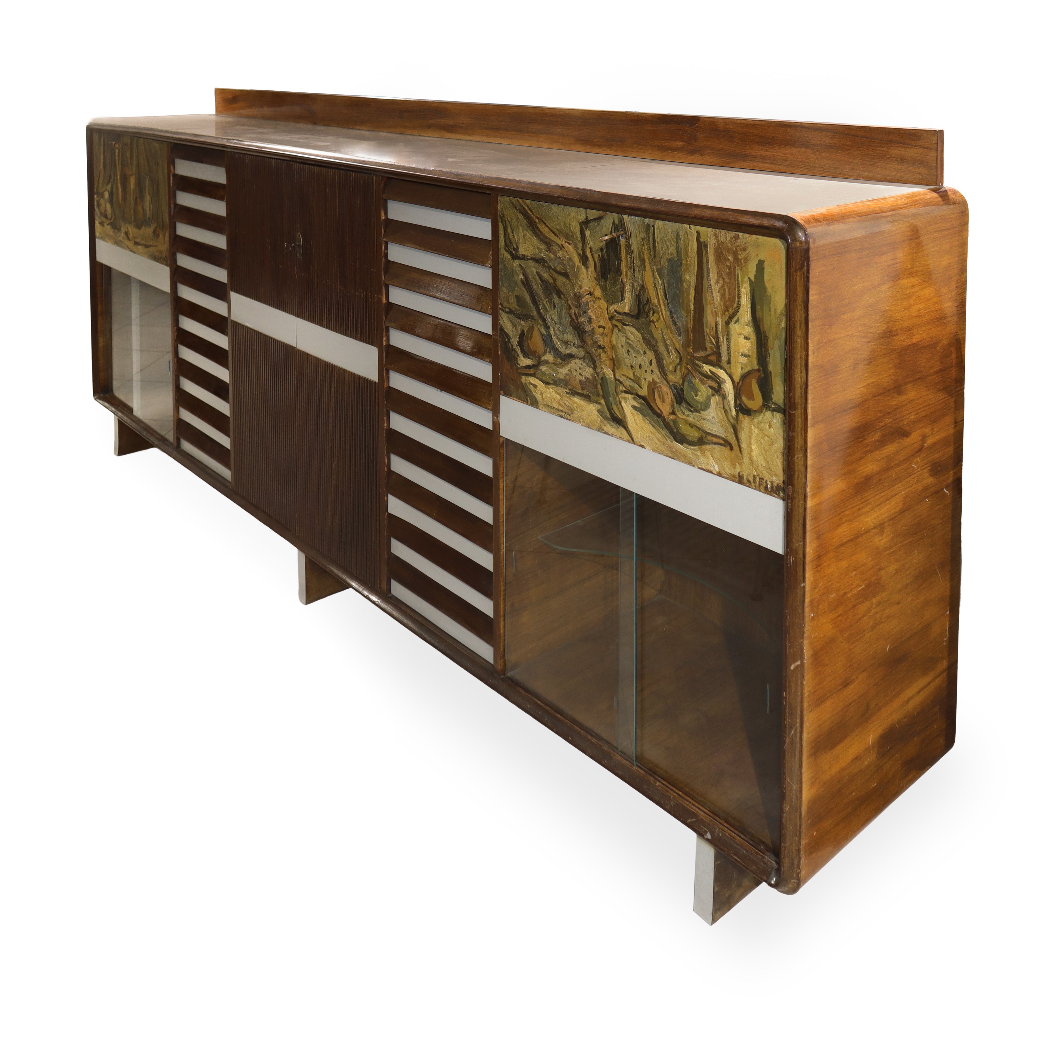 Sideboard con sportelli scanalati e sportelli a vetri con pannelli dipinti e firmati G.Crestani