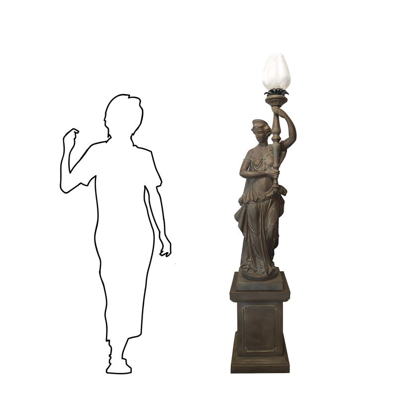 Statua reggilampada Liberty con piedistallo patinata grigio e oro