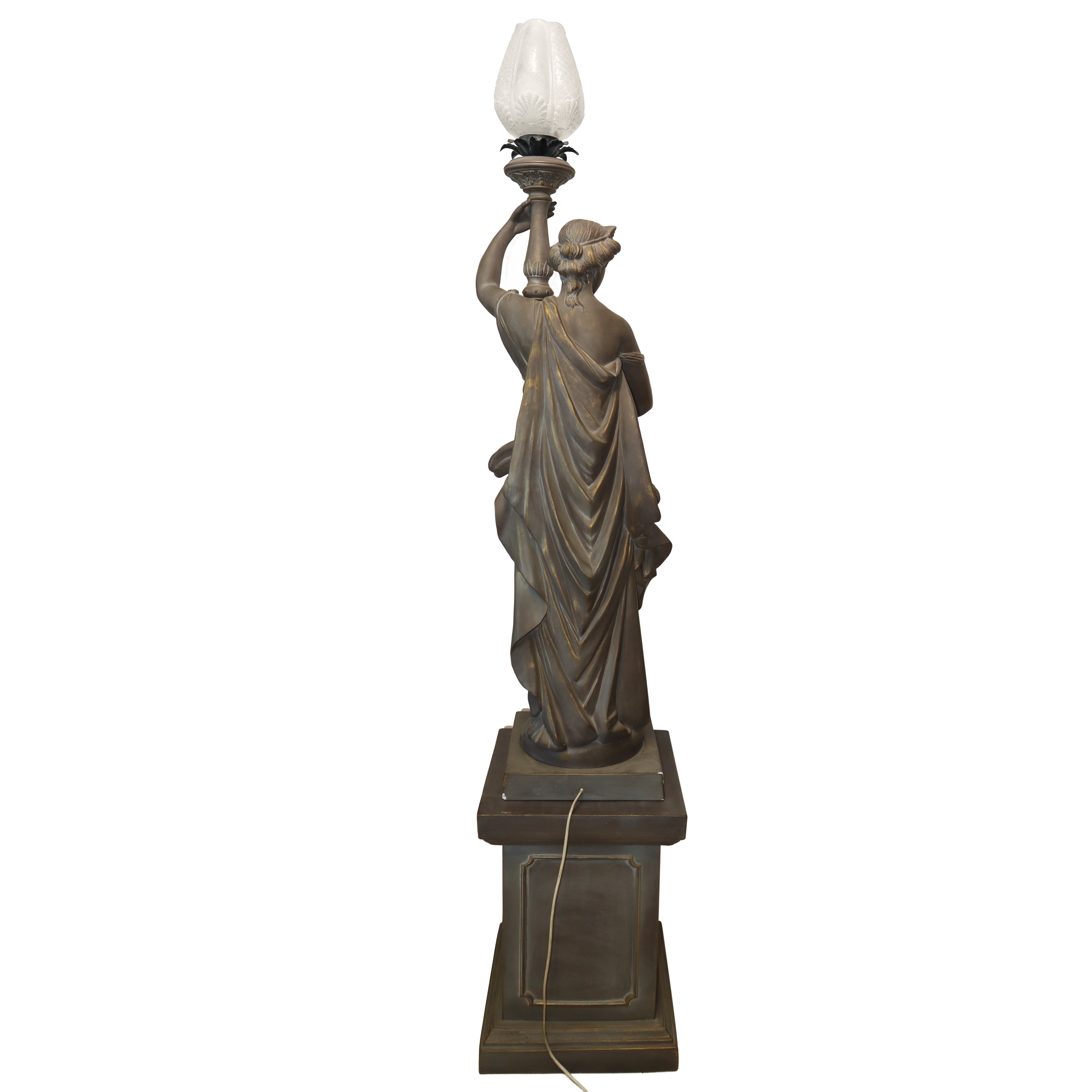 Statua reggilampada Liberty con piedistallo patinata grigio e oro