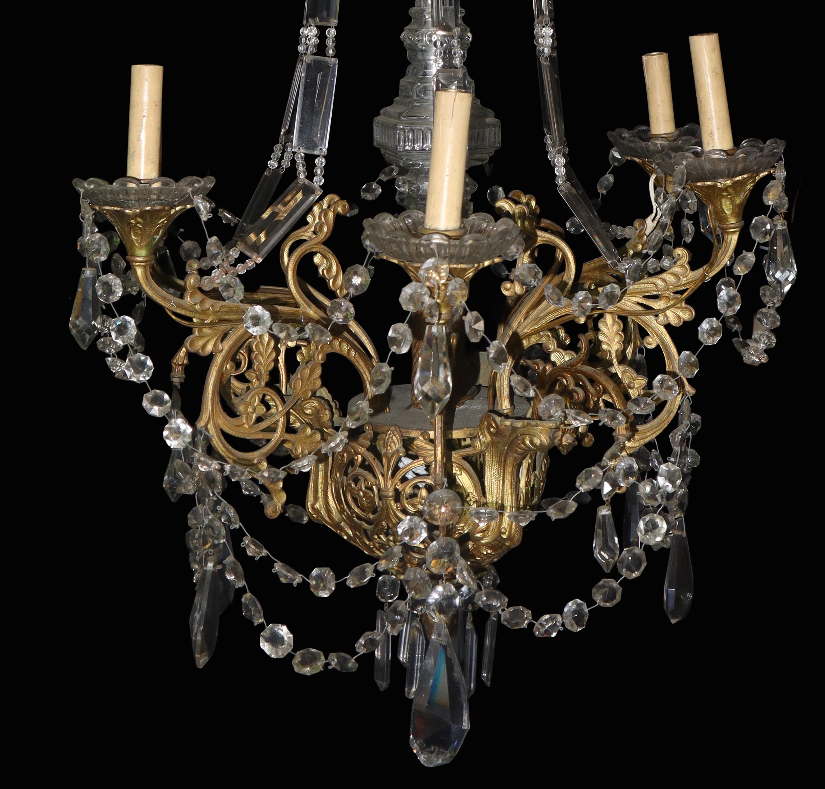 Lampadario a 6 luci con fusto in ottone dorato e vetro con brindoli e piattini in vetro