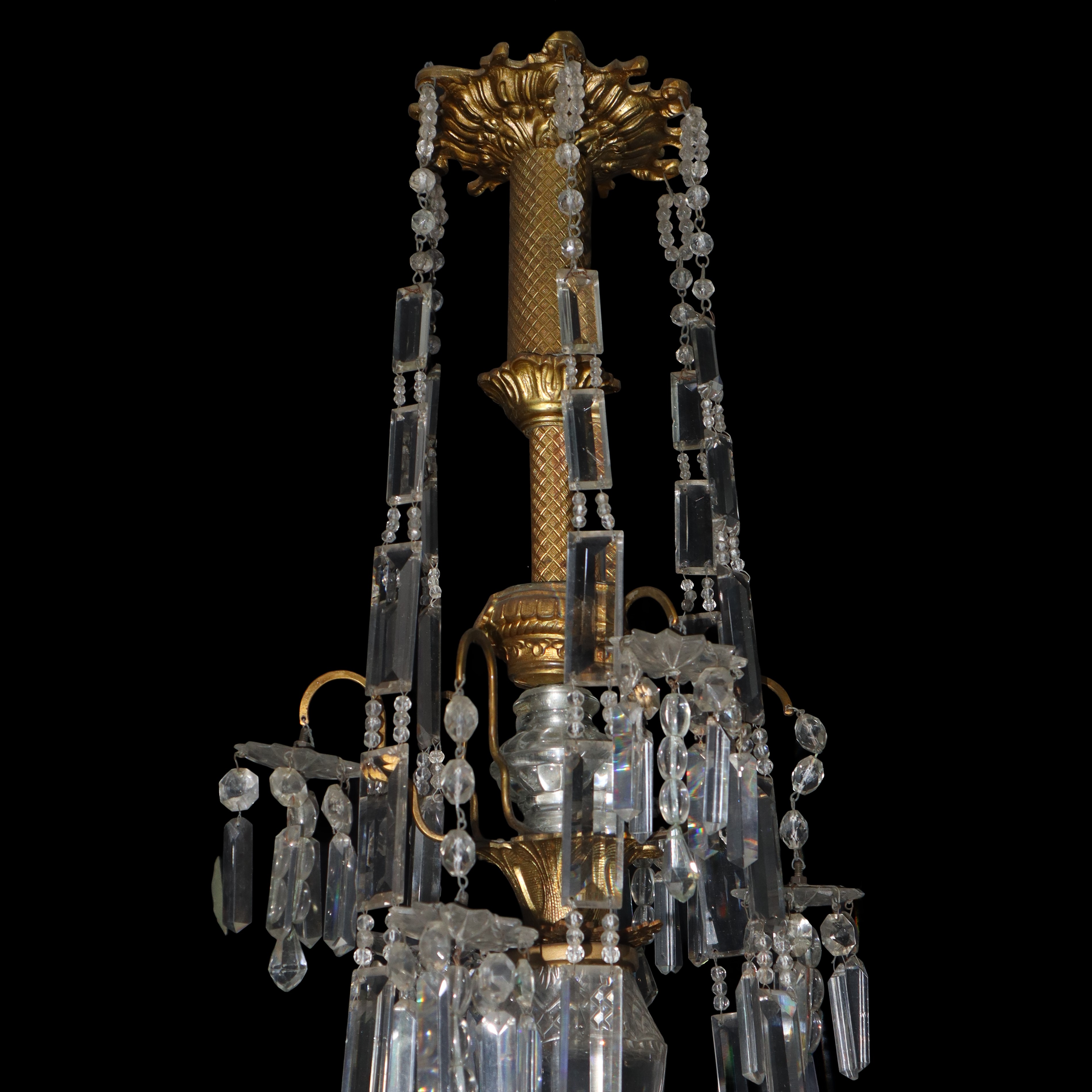 Lampadario con fusto in ottone e vetro con brindoli e piattini in vetro