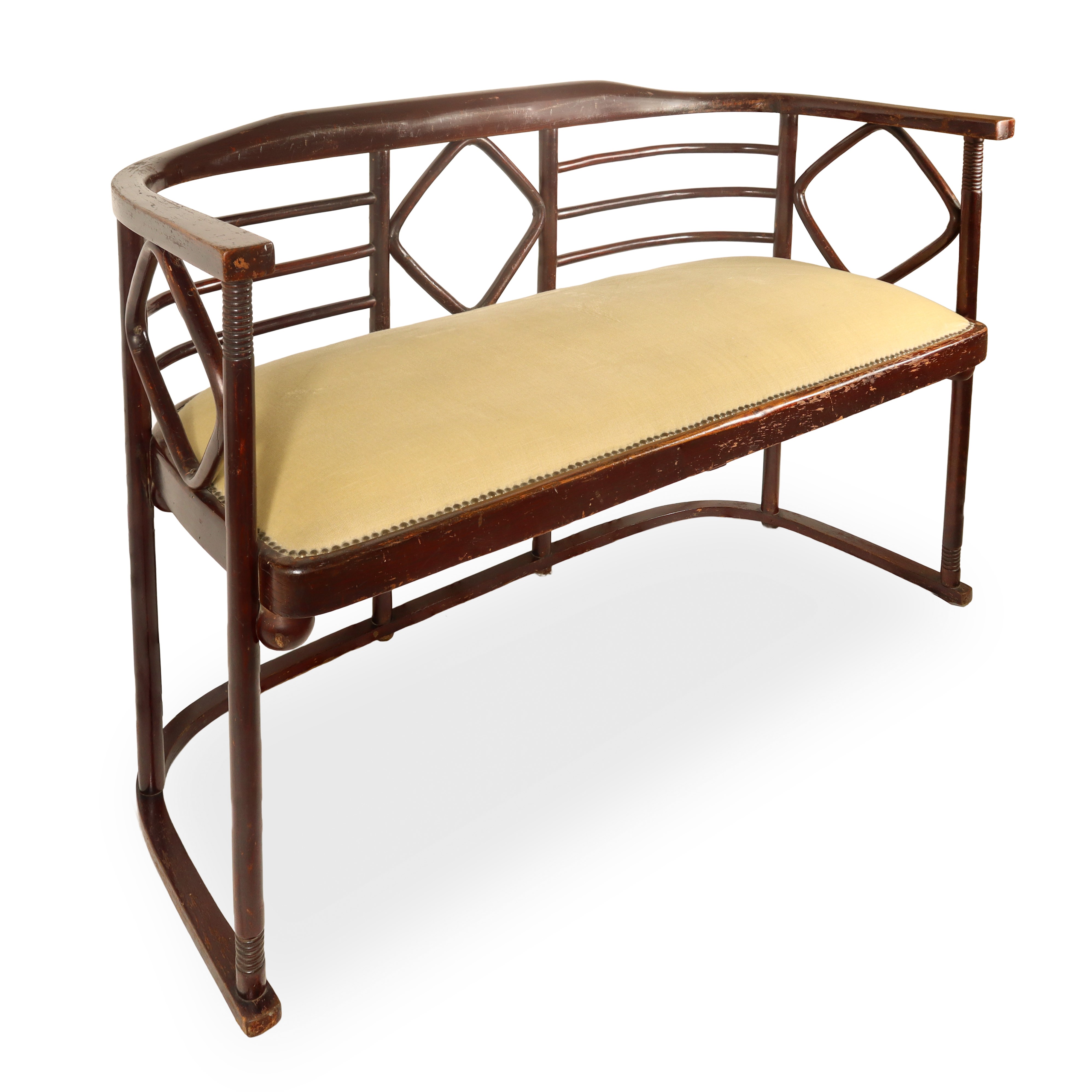 Divanetto laccato con tessuto imbottito.