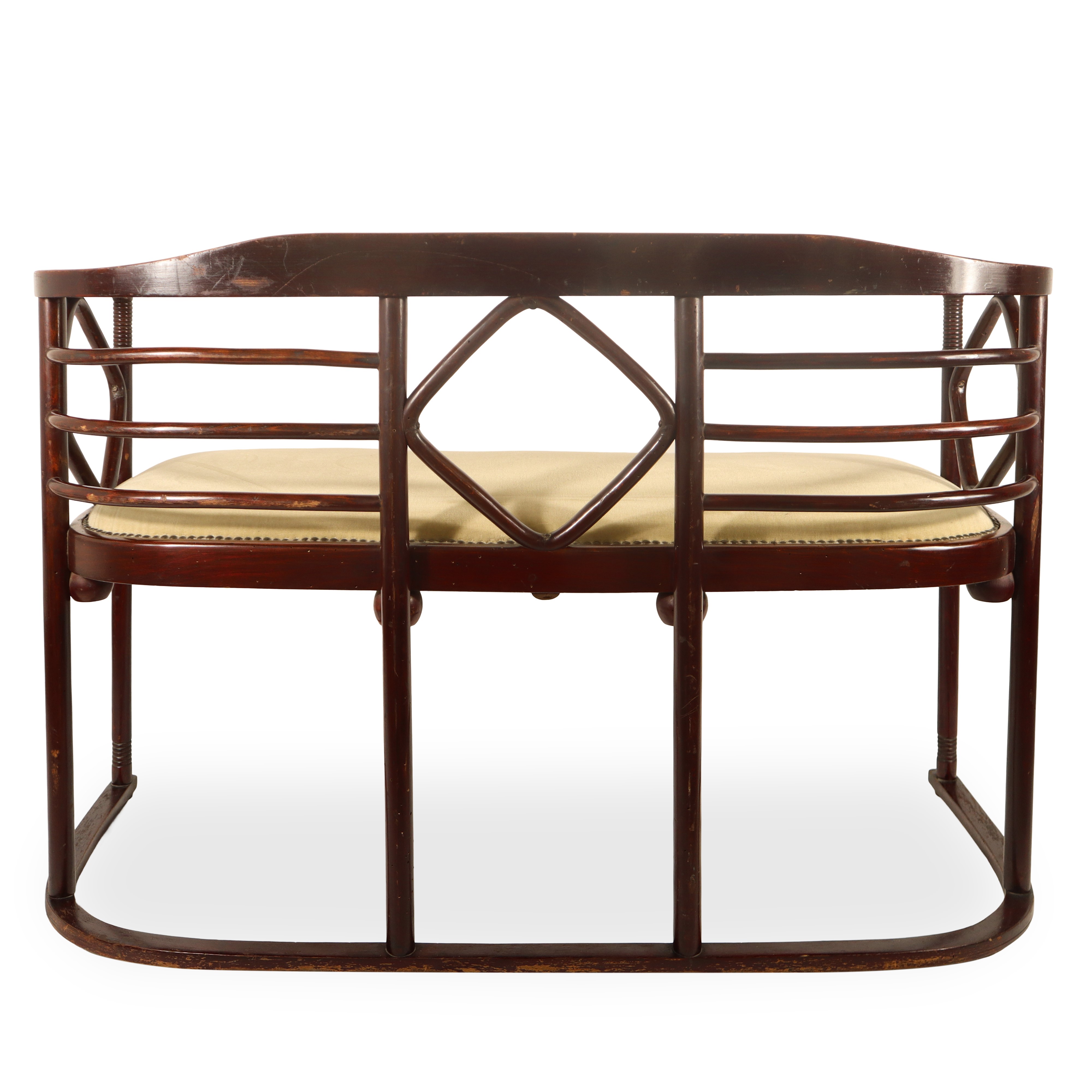 Divanetto laccato con tessuto imbottito.