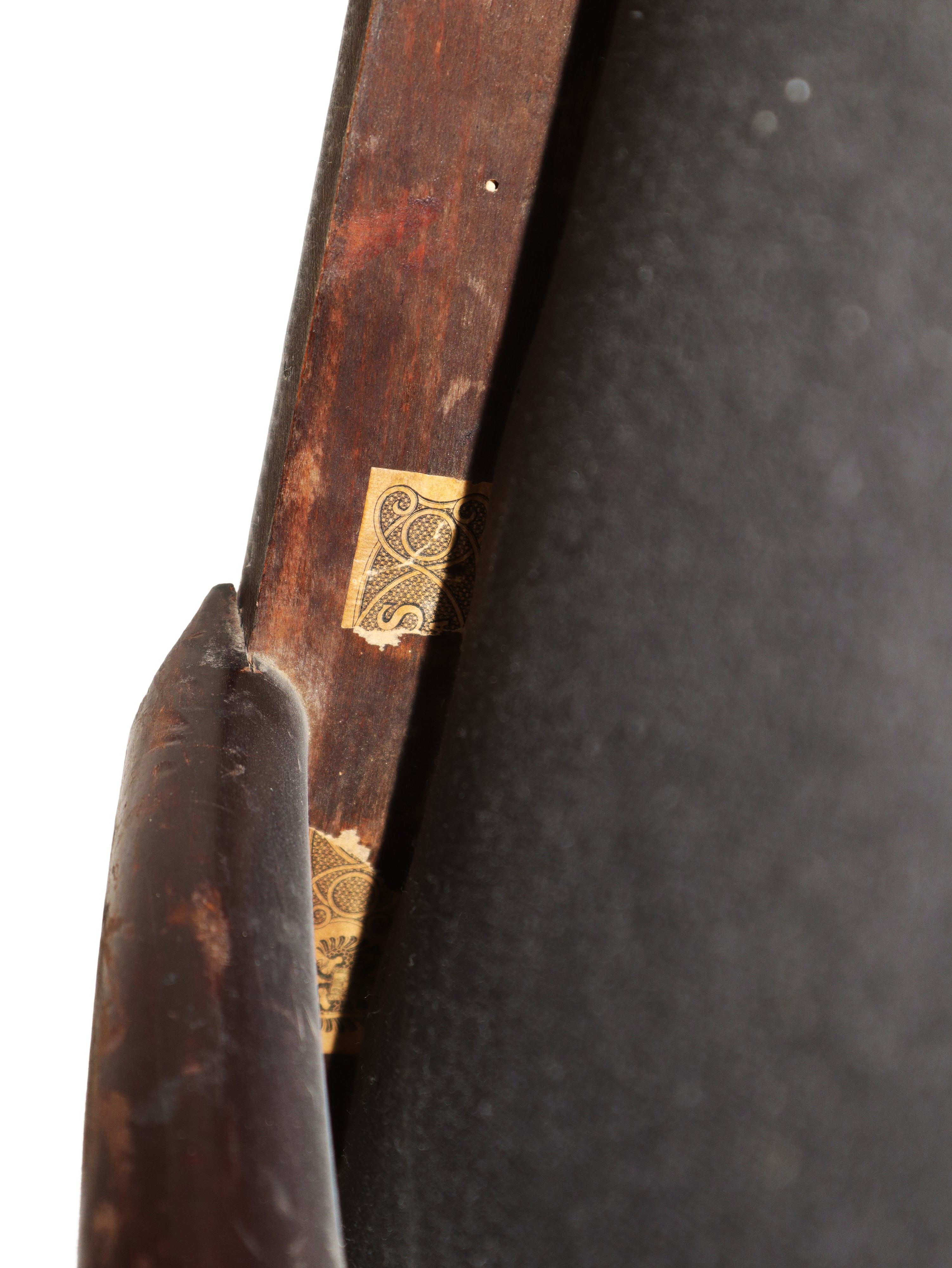 Divanetto laccato con tessuto imbottito.