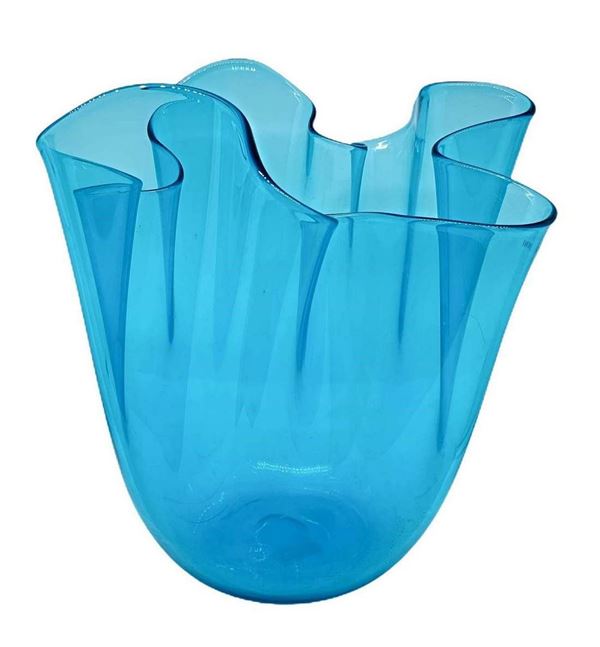 Produzione Venini modello Fazzoletto, disegno  di Fulvio Bianconi. Vaso in vetro trasparente nei toni dell'azzurro, firma incisa alla base
H cm 25