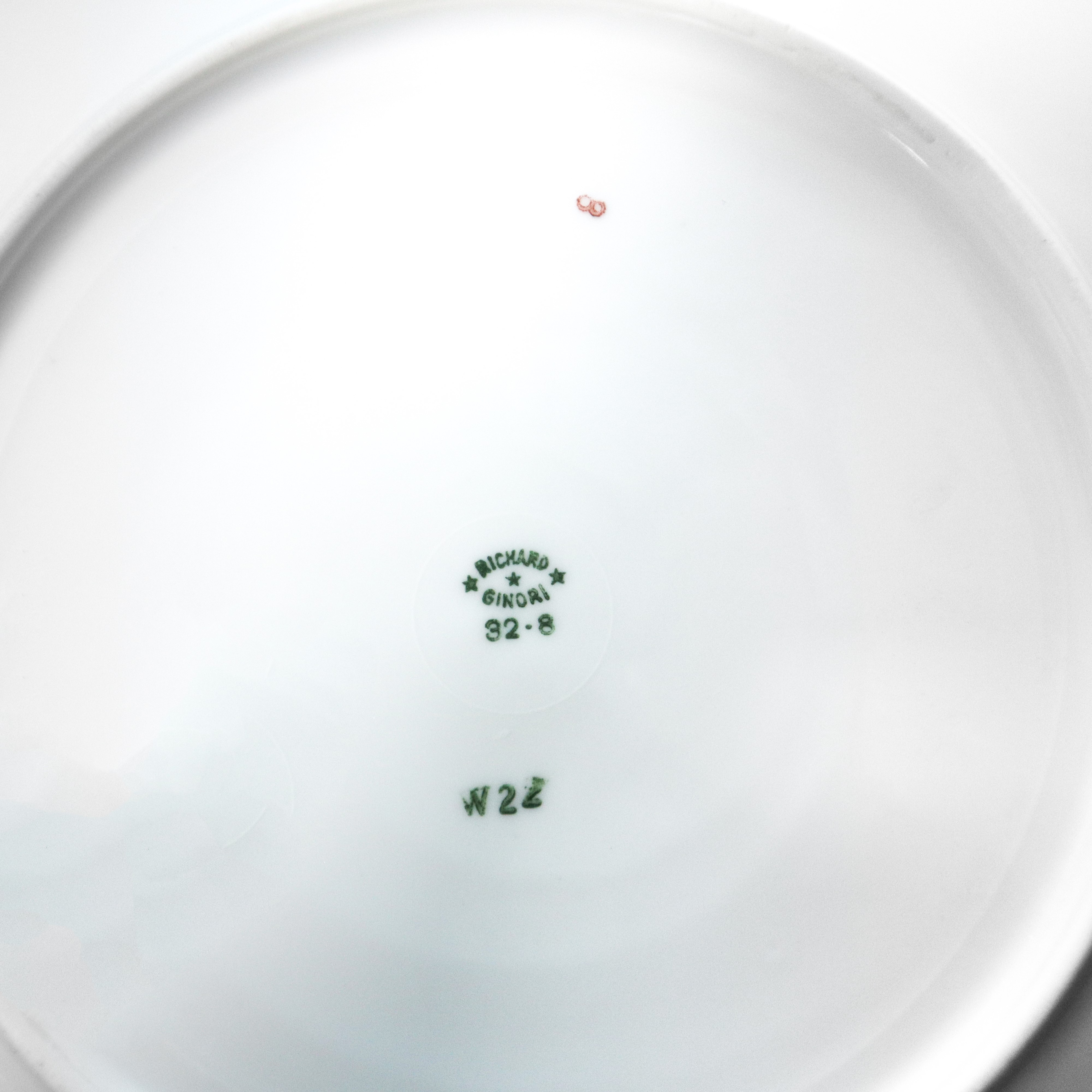 Servizio di piatti da 12 in porcellana bianca con perfilo oro.