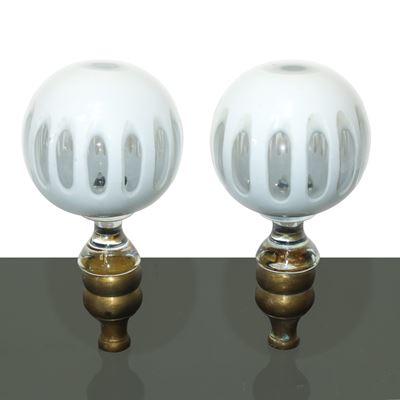 Coppia di Pomoli in Vetro Bianco e Ottone