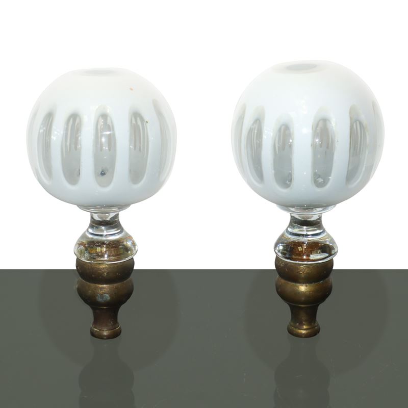 Coppia di Pomoli in Vetro Bianco e Ottone