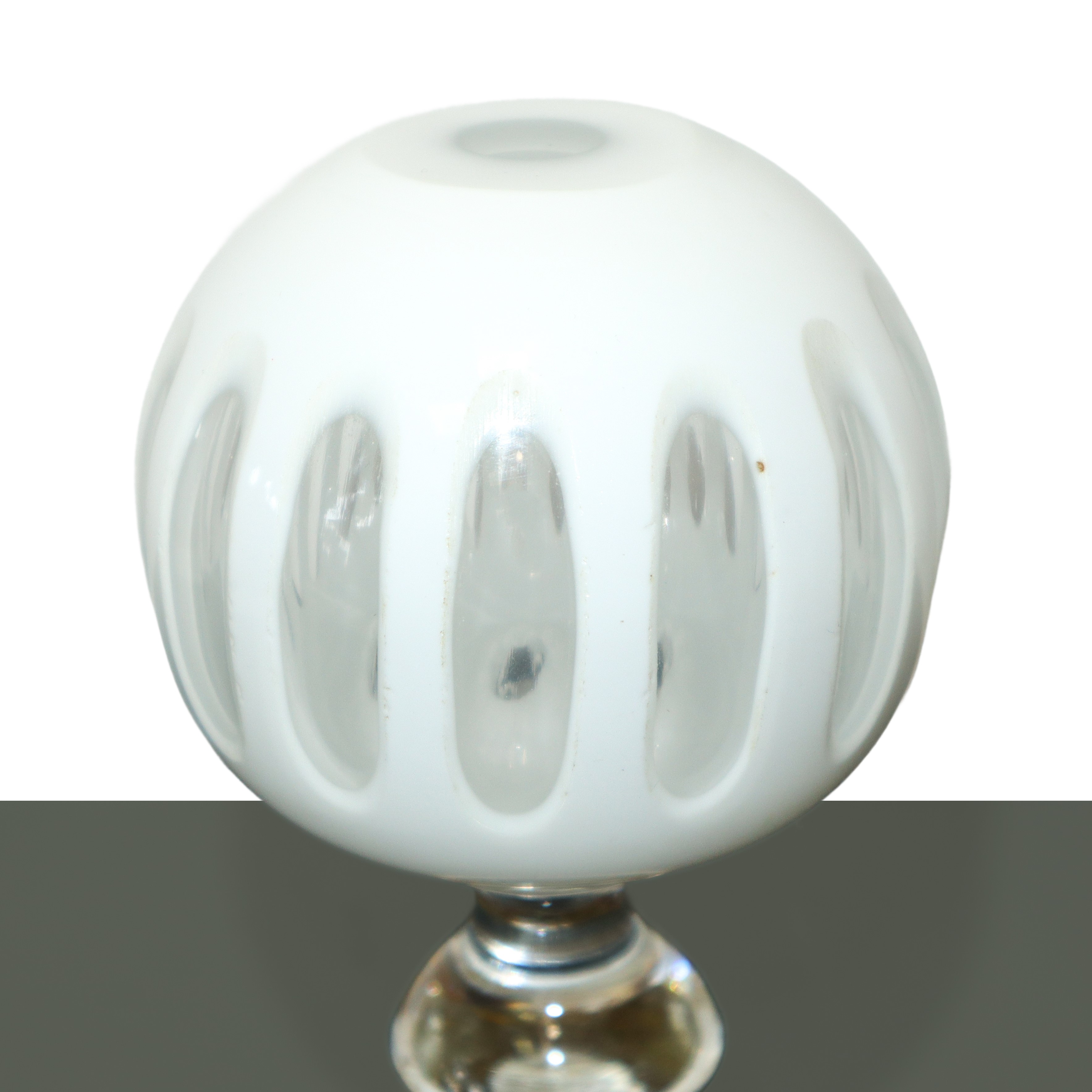 Coppia di Pomoli in Vetro Bianco e Ottone