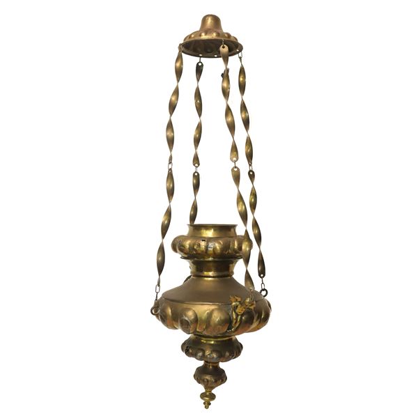 Lampada a sospensione in rame sbalzato