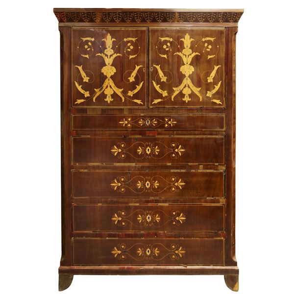 Chiffonier  in mogano e piuma di mogano con intarsi in legni chiari a contrasto, due sportelli superiori, 5 cassetti inferiori 