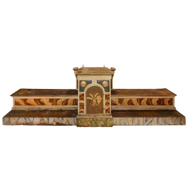 Tabernacolo con base laccata e porta in legno dorata con foglia