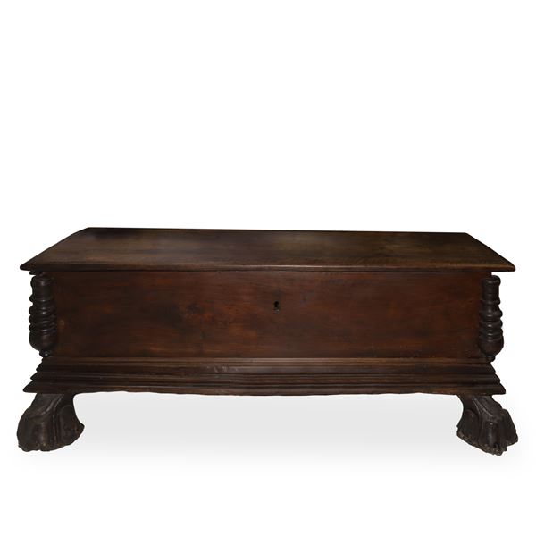 Cassapanca in legno con piedi zoomorfi