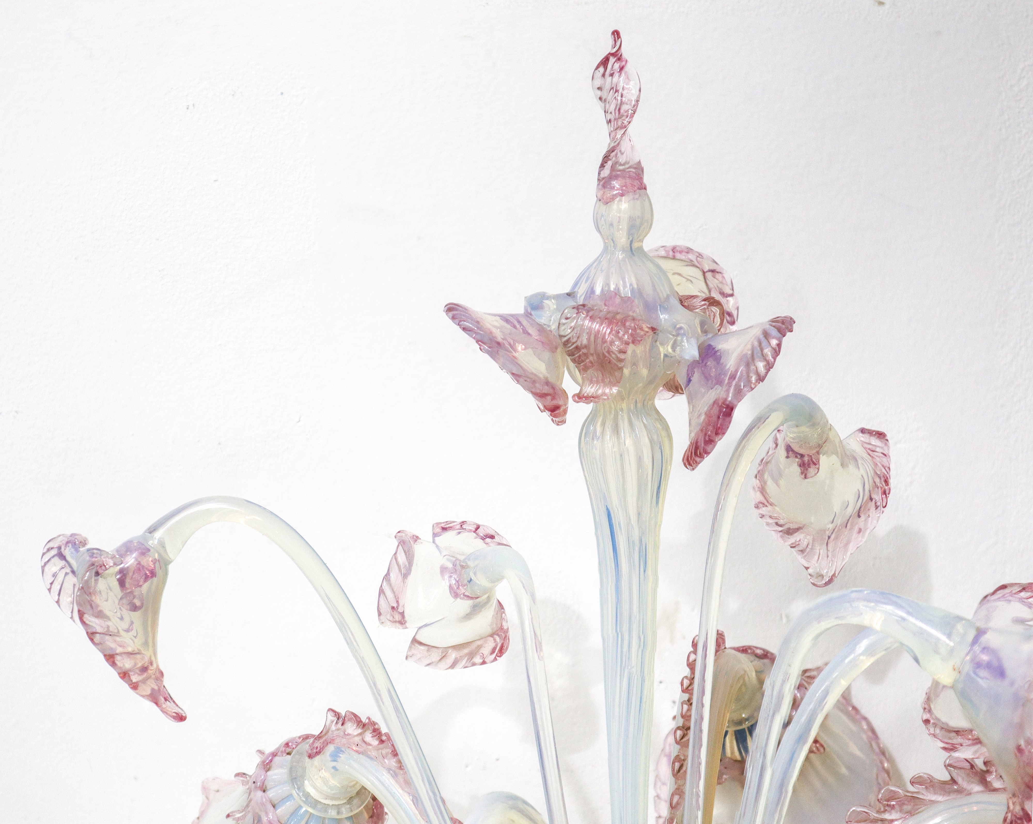 Flambeau in vetro di Murano, toni rosa e lilla, XIX/XX secolo
