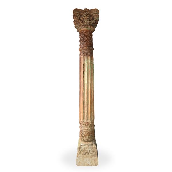 Colonna con capitello e base in pietra scolpita