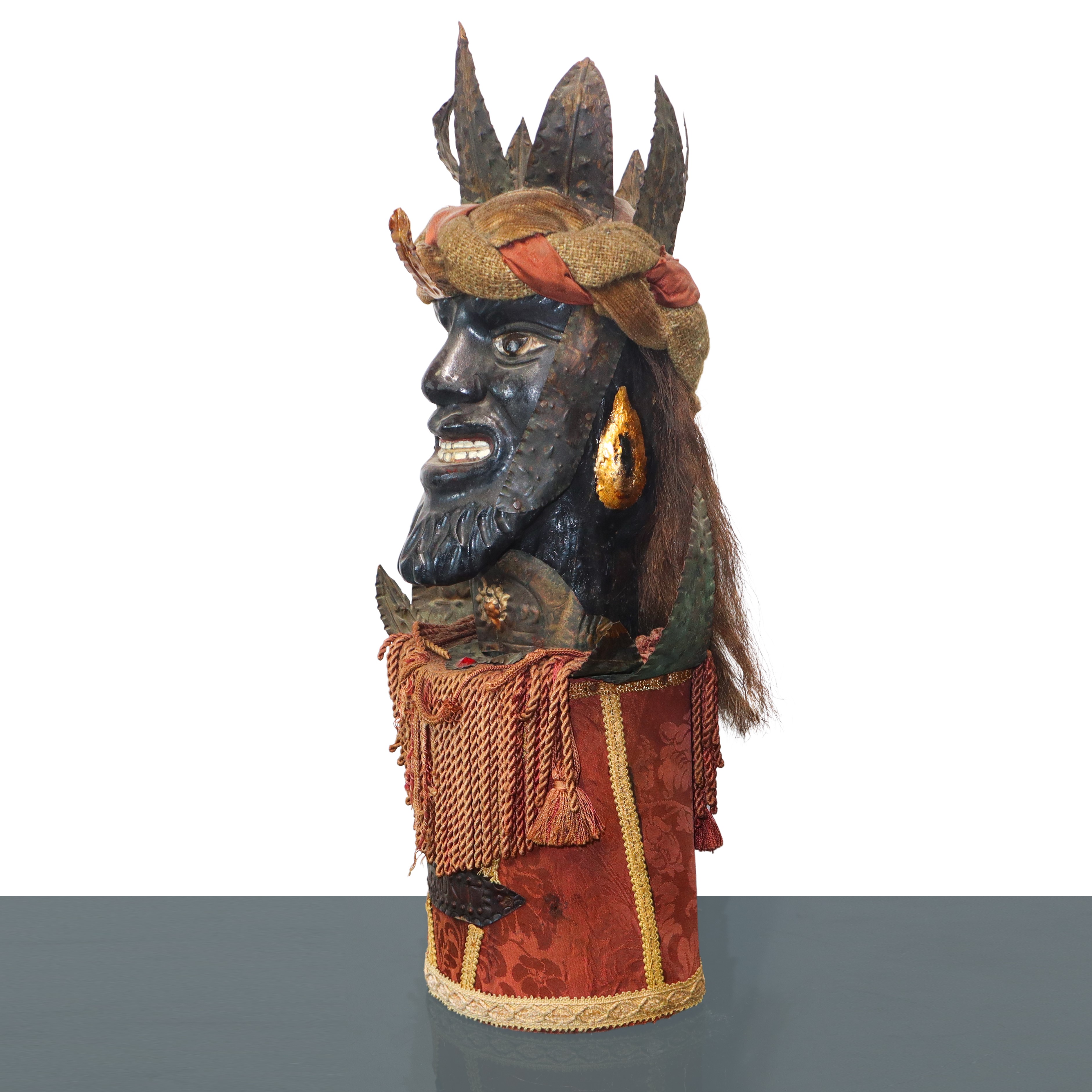 Coppia di teste di pupi siciliani con base