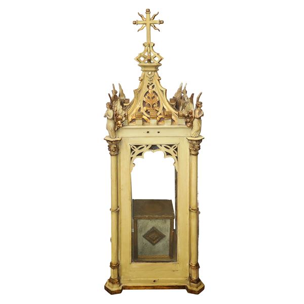 Neo-Gothic wooden case with 4 angels on the sides 