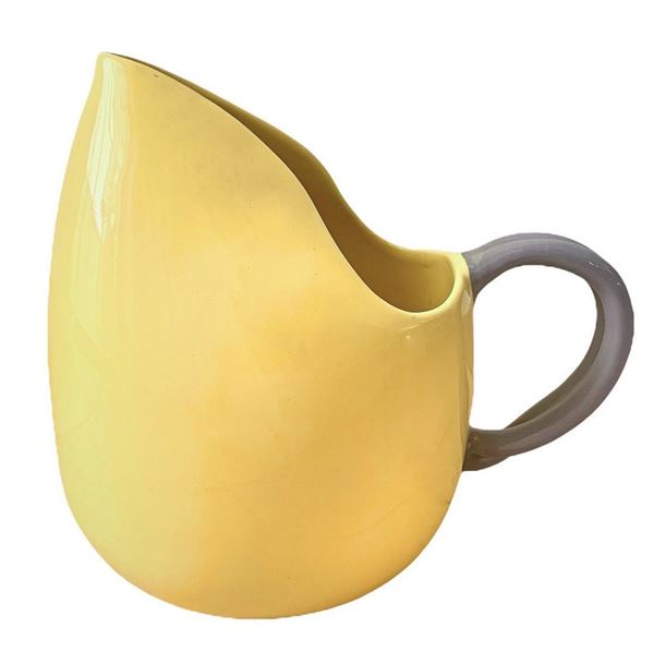 Italian production, Albissolese manufacture. Informal taste jug. YEARS â € 50, in majolica white paste in tones of yellow and wisteria. ...