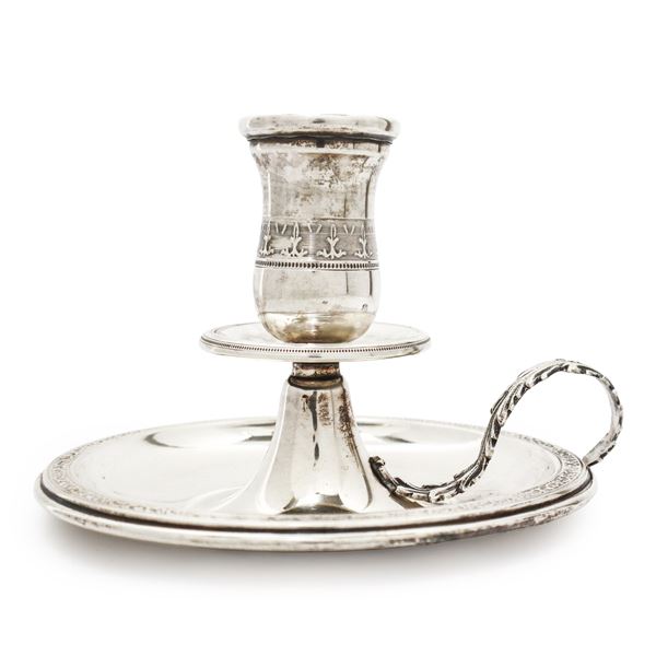 800 silver candlestick with decoration on the socket  - Auction Argenti e Art De La Table - Casa d'aste La Rosa