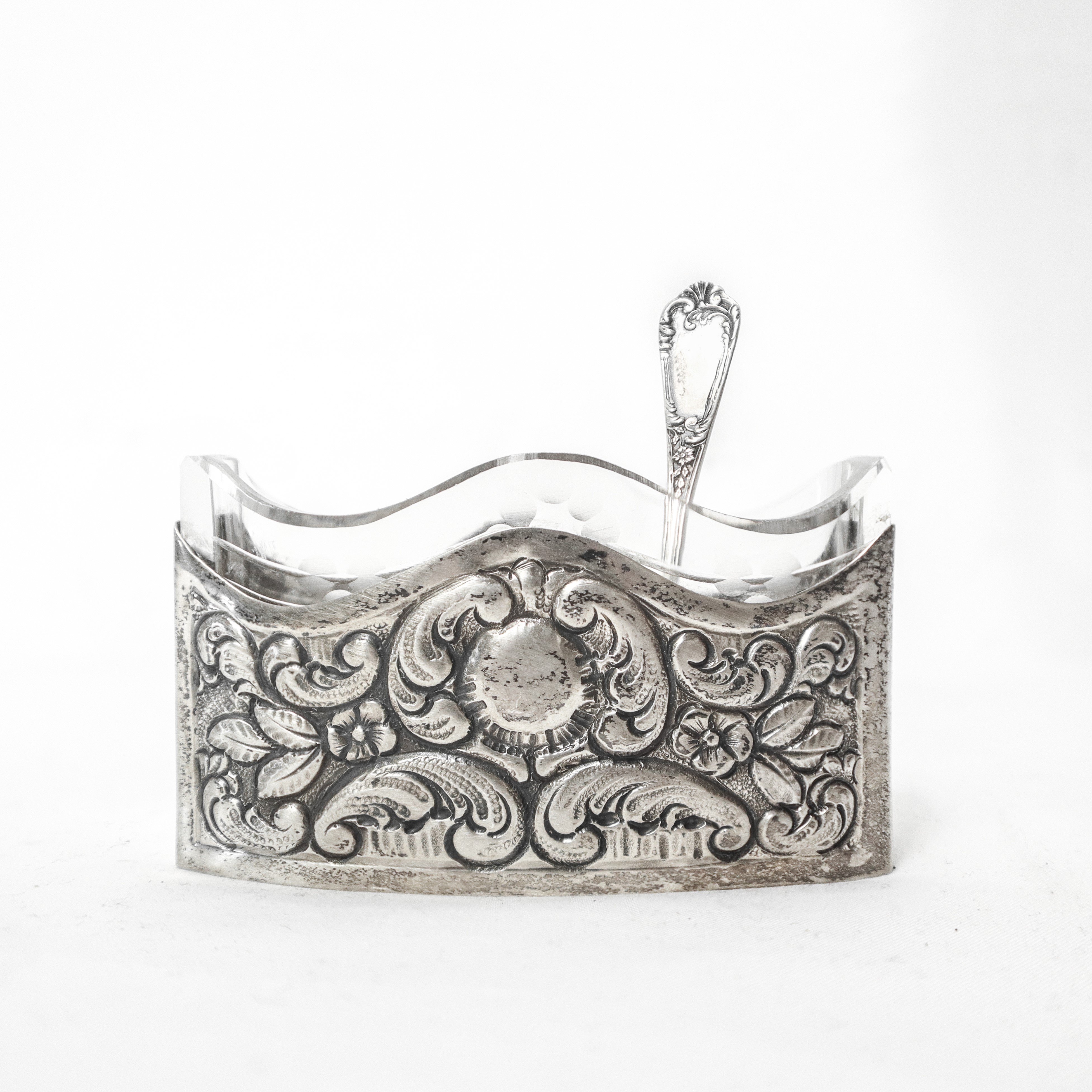 Ciotoline in vetro sale e pepe con base in argento 800 decorate a sbalzo a motivi floreali