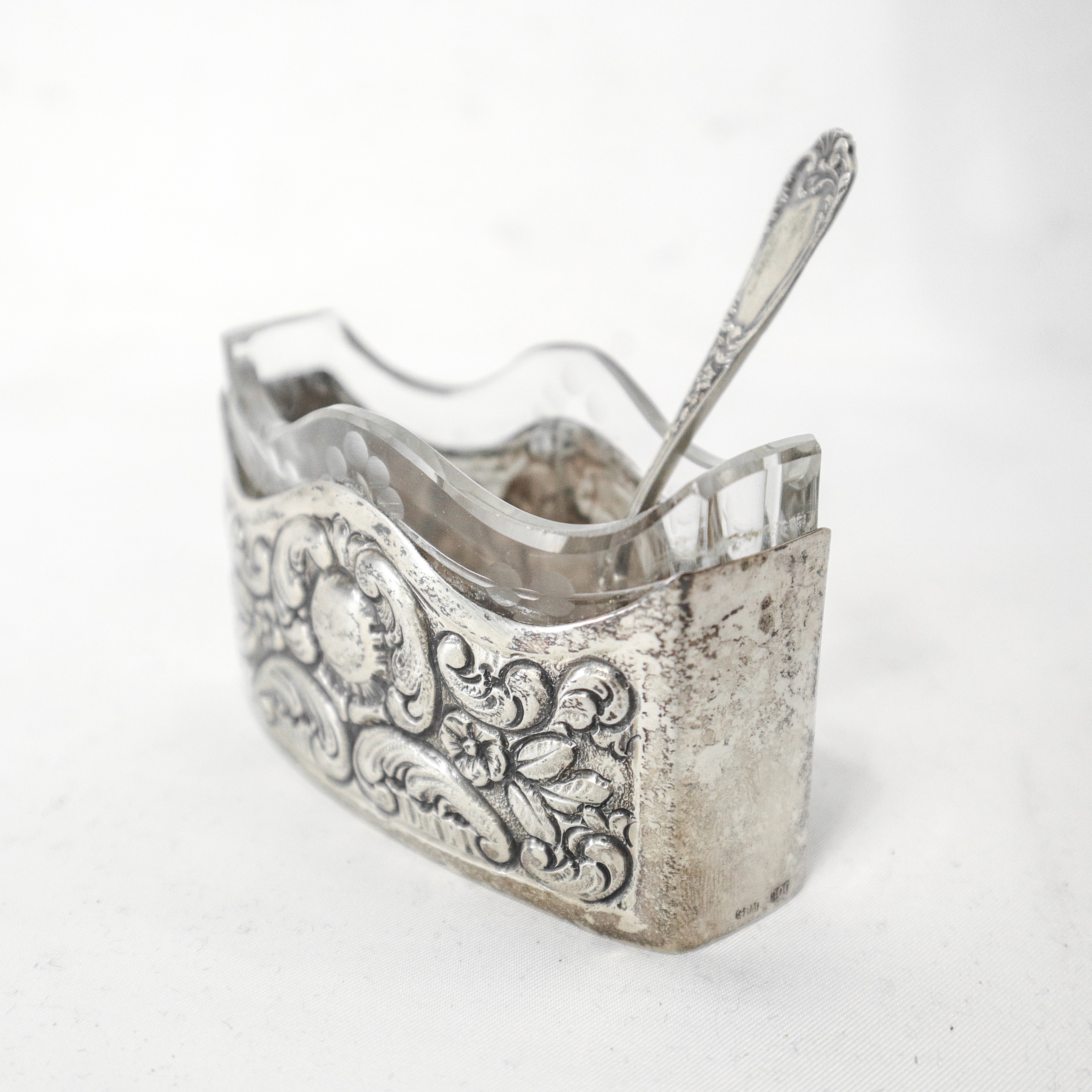 Ciotoline in vetro sale e pepe con base in argento 800 decorate a sbalzo a motivi floreali