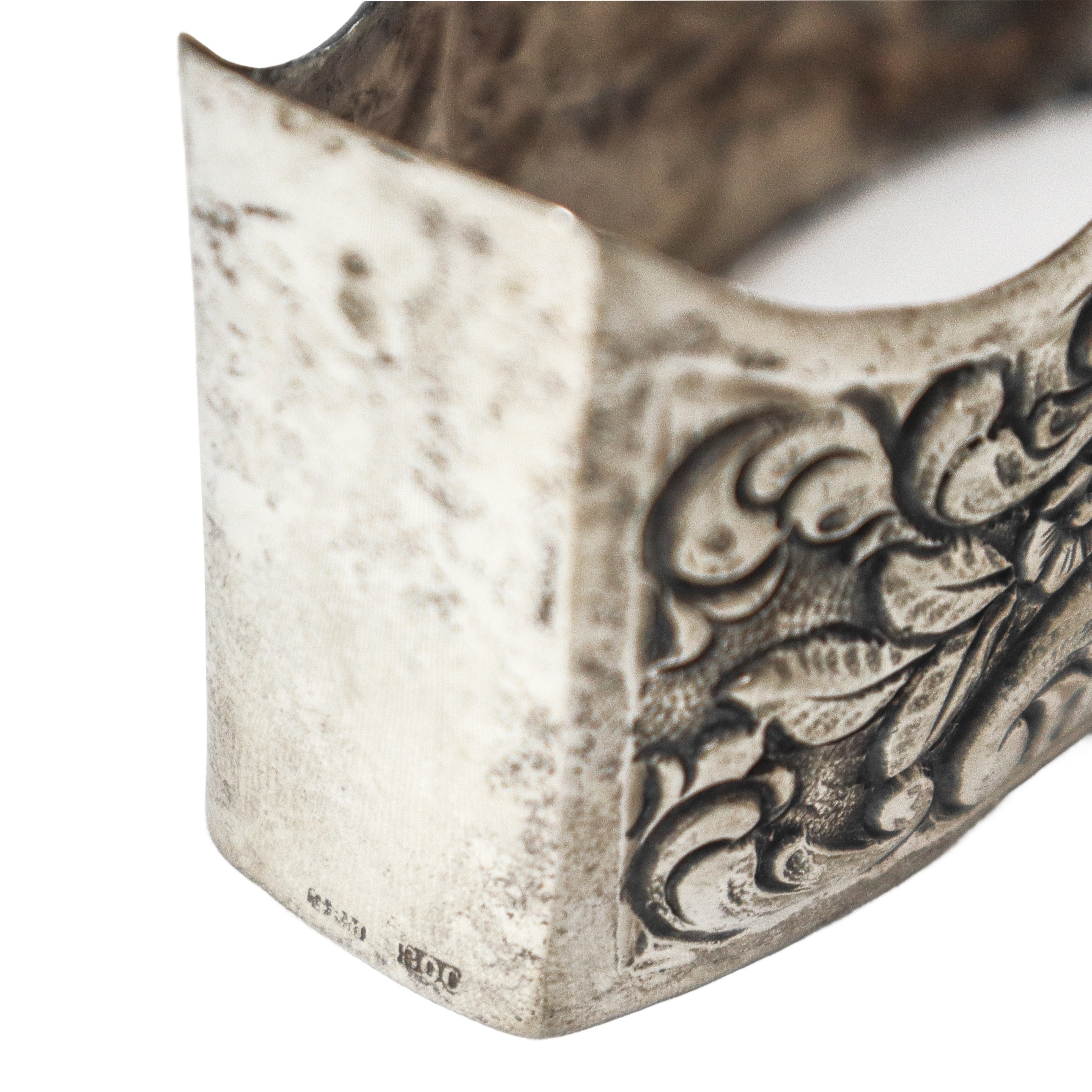 Ciotoline in vetro sale e pepe con base in argento 800 decorate a sbalzo a motivi floreali