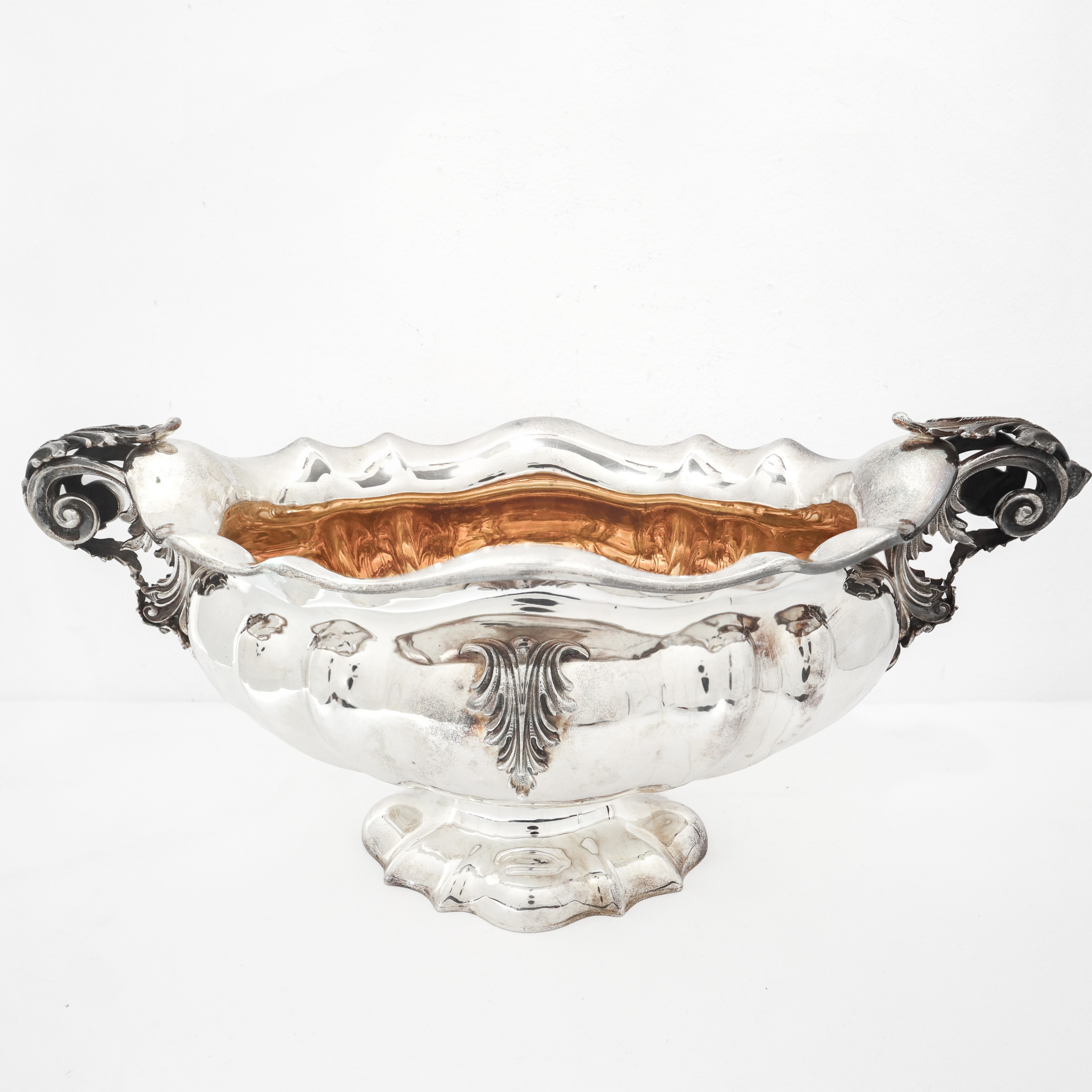 Ciatta in argento 800 con prese a foglie d'acanto e decoro a foglia in rilievo sul fronte e sul r...