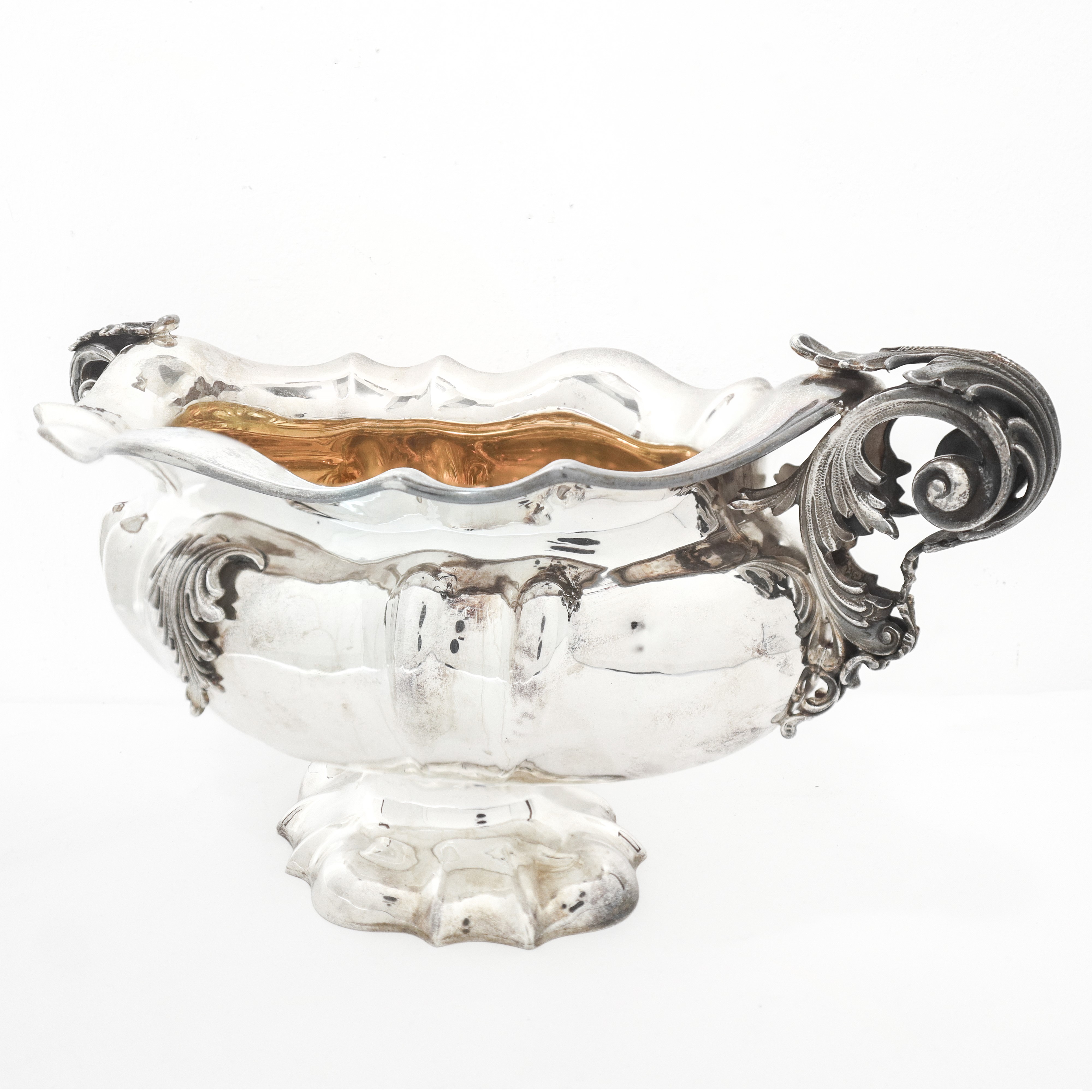 Ciatta in argento 800 con prese a foglie d'acanto e decoro a foglia in rilievo sul fronte e sul r...