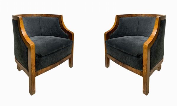 Produzione italiana, coppia di poltroncine deco, struttura in legno impiallacciato noce chiara. Italia,sedute nei toni del grigio scuro. ... 