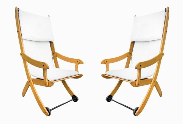 Italian production, couple reclining garden chairs. Italy, maple wood structure, sitting in fabric. Signs of use and tears. H cm 128. ...