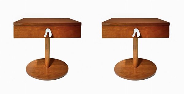 Coppia di comodini produzione italiana,  struttura in legno di noce piano rettangolare. Italia,Dettagli in metallo argentato. H cm 50. Larghezza cm ... 