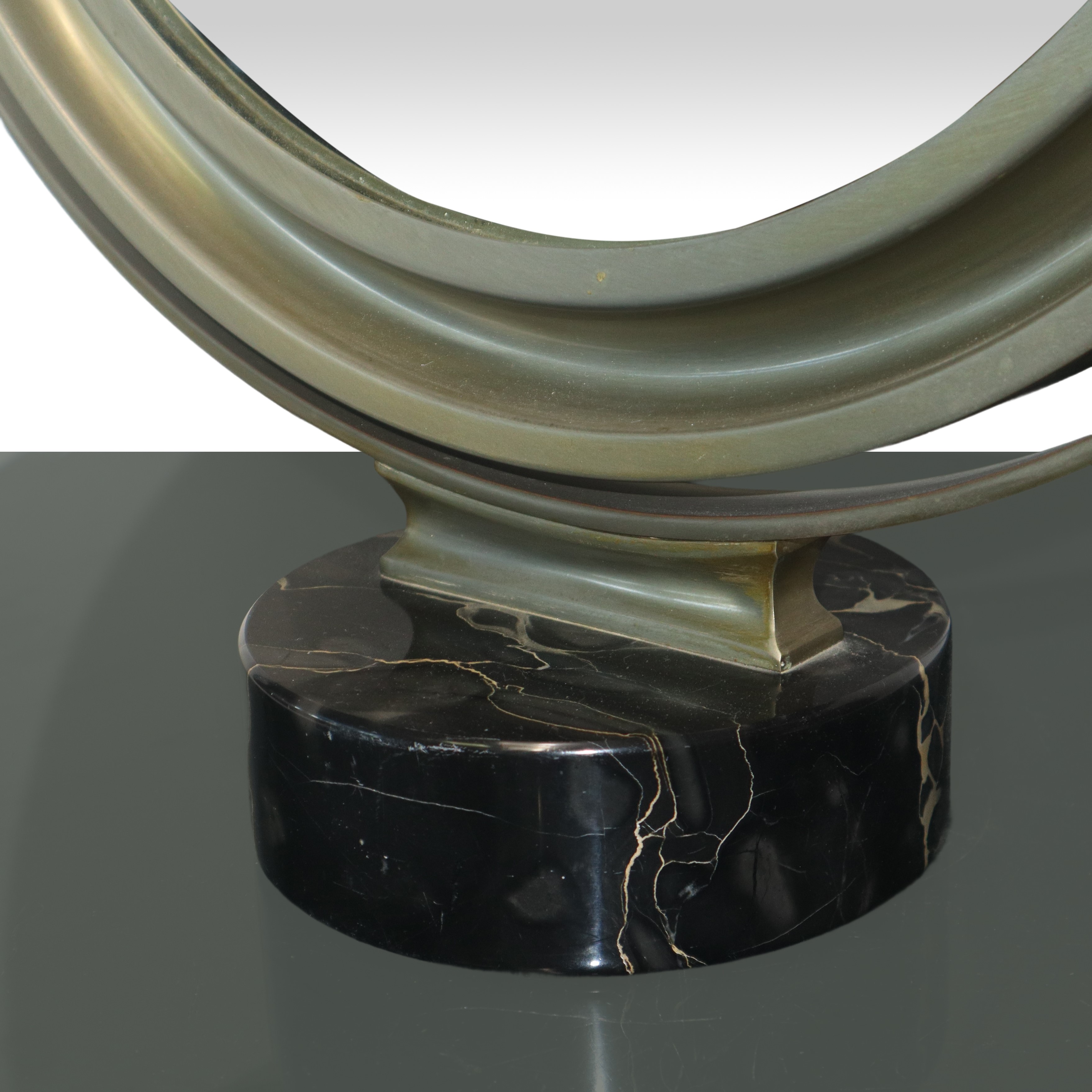 Specchio da tavolo 'Narciso' in metallo argentato con base in marmo