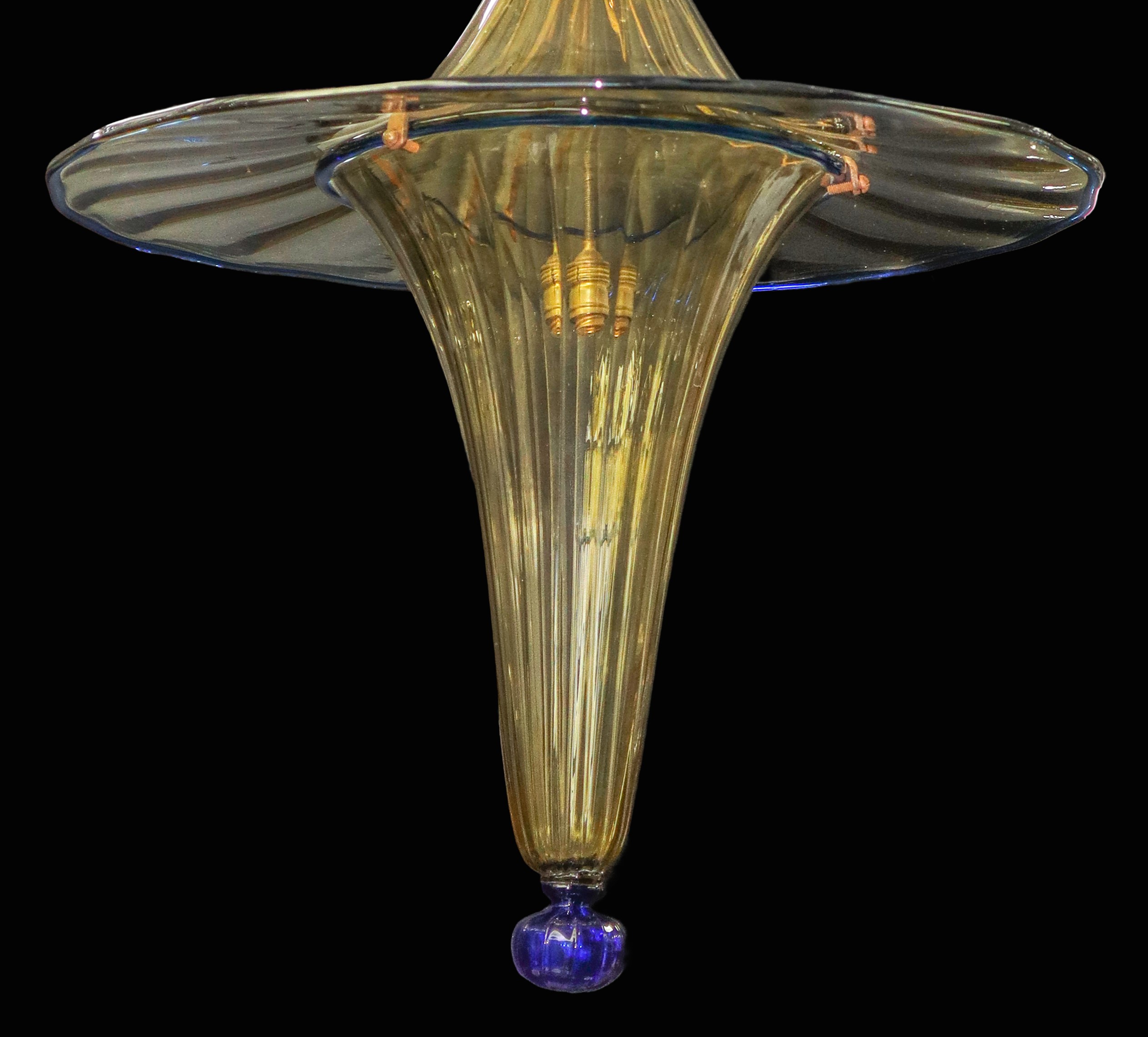 Lampadario in vetro di Murano color pagliesco con perfilo blu