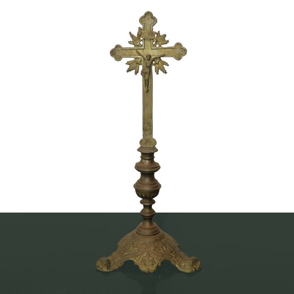 Crocifisso in bronzo dorato con base a tre razze