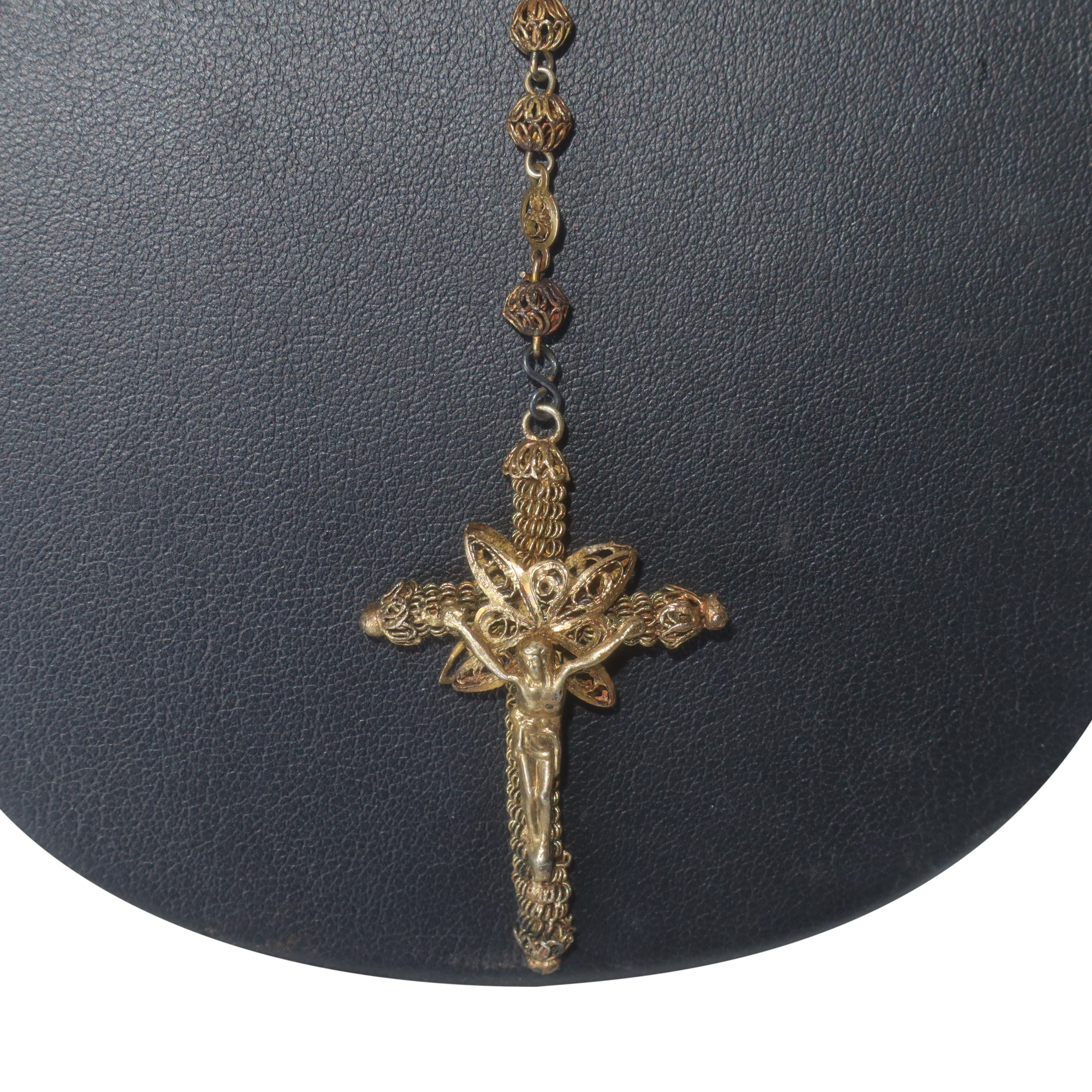 Collana rosario filigranata con Crocifisso in tonalità oro