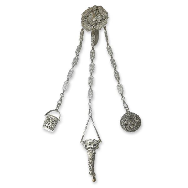 Chatelaine in argento lavorato a filigrana 