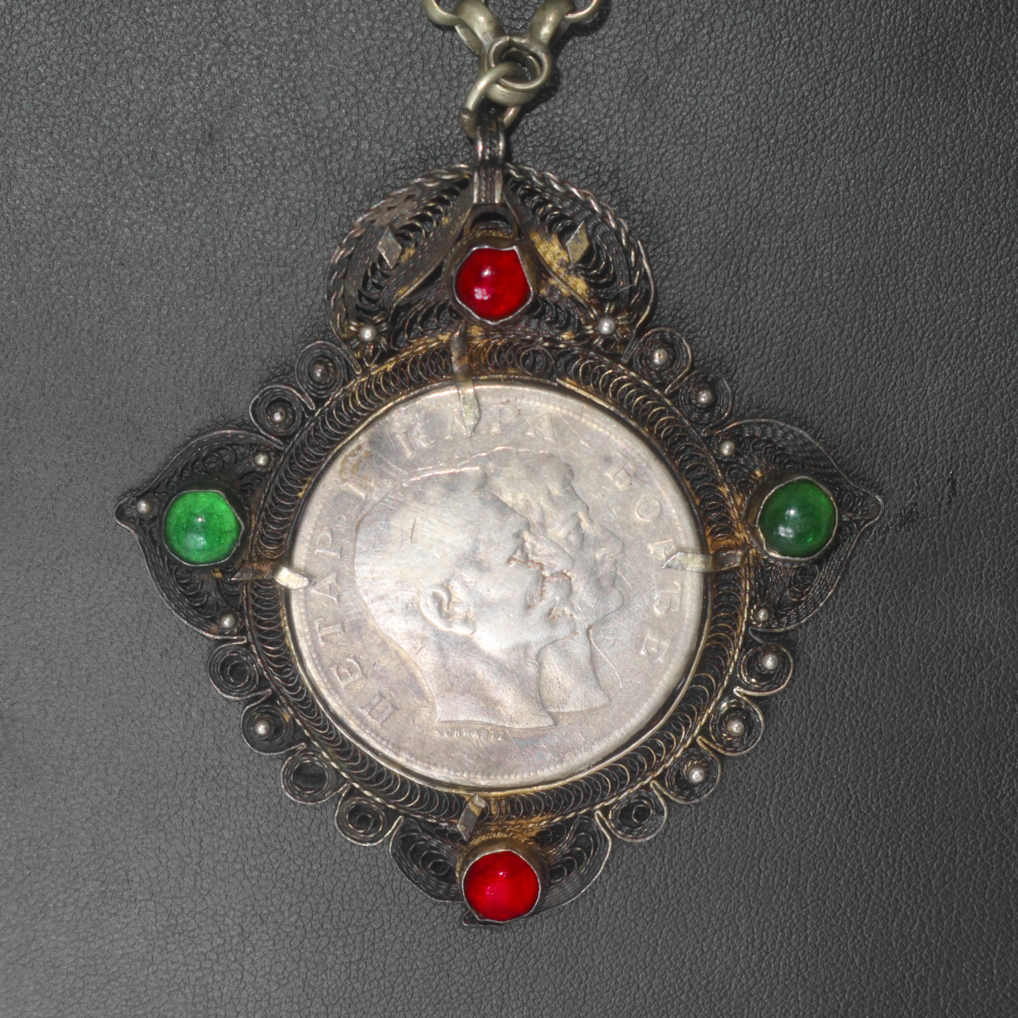 Collana in argento con medaglione commemorativo 1801-1901 in filigrana