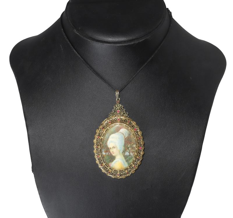 Medaglione in filigrana dorata con miniatura, vetro bulinato a motivi floreali, piccole pietre gr...